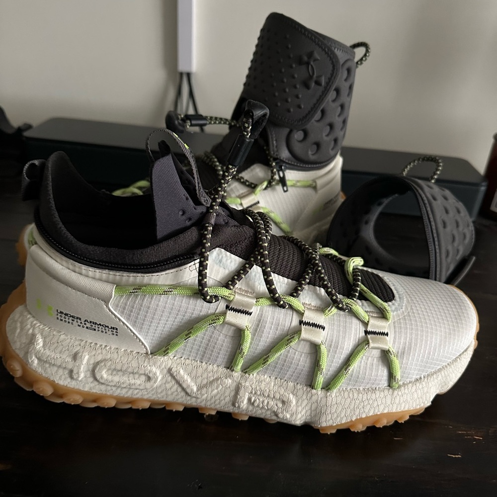 UA HOVR Summit Fat Tire Cuff 11.5 Offwhite/grey